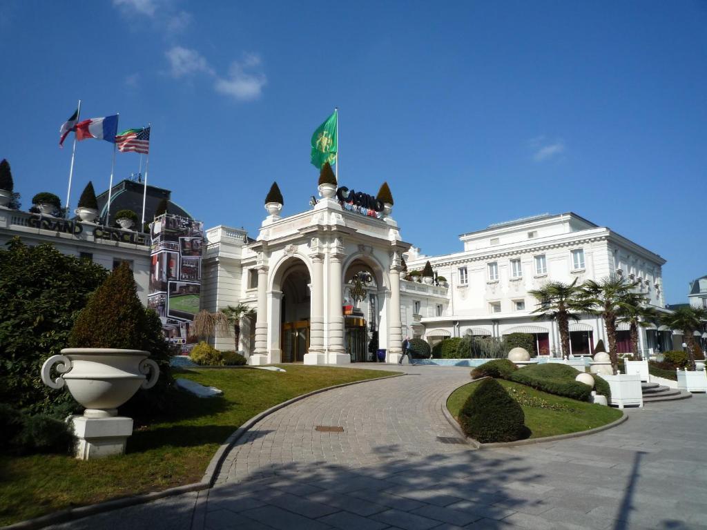 Aux Meubles Du Manoir Aparthotel Εξ Λε Μπαν Εξωτερικό φωτογραφία