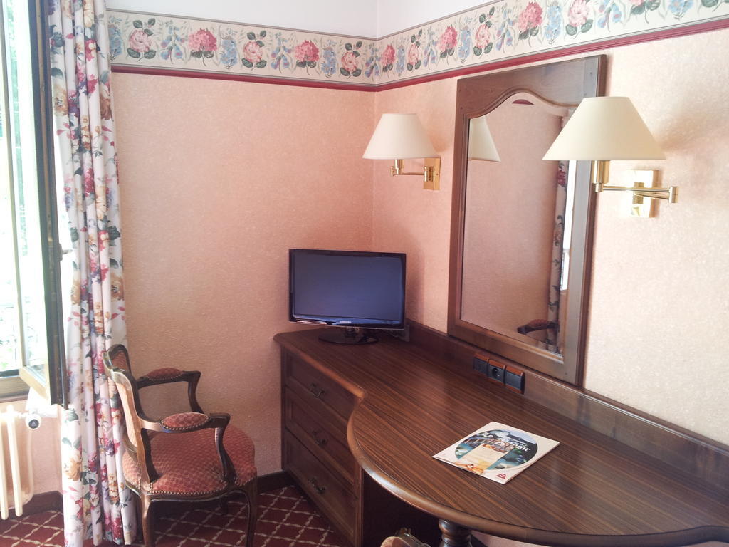 Aux Meubles Du Manoir Aparthotel Εξ Λε Μπαν Δωμάτιο φωτογραφία